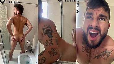 Dando no banheiro do cara do grindr