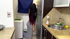 mi hermosa hijastra limpiando la cocina en vestido sexy y ajustado con su gran culo caliente que no puedo dejar de mirarlo