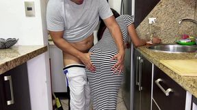 mi hermosa hijastra limpiando la cocina en vestido sexy y ajustado con su gran culo caliente que no puedo dejar de mirarlo