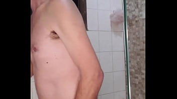 Fui tomar banho esperando minha putinha safada Daiane belan pra arrega&ccedil_a a buceta dela no chuveiro