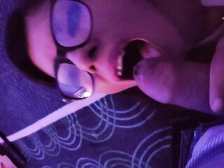 Se la chupo toda y me como toda su leche mira q riko