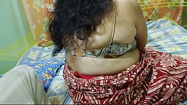 Glamorous &amp_ Sexy Desi Bhabhi in Saree Showing her Big Boobies and Enjoyed by Lover