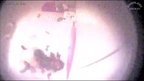 上帝視角 2- 年輕情侶玩得就是花 美女先穿上黑絲 手裡還拿個皮鞭 男人一邊操她 她一邊抽男人 雙淫