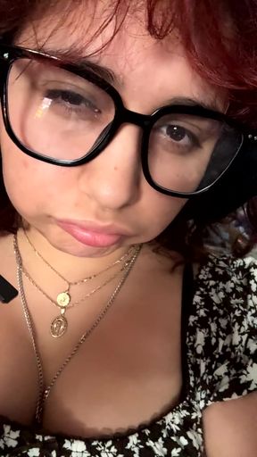 Curvy black stocking GF plays with herself alone