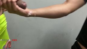 En las escaleras una mano me masturba hasta venirnos los dos.