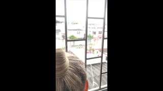 Milf sale de la ducha y le masturbo en la ventana en frente de las personas que pasan