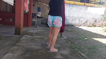 Empregada veio de shortinho sem calcinha, a bunda dela mastiga o shortinho, acho que ela quer sexo