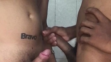 Muleque que estava jogando futebol no campo em frente ao meu portão veio me botar pra mamar no sigilo