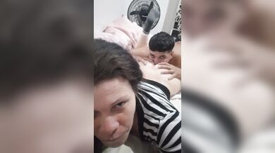 Mi cuñado me chupa el culo y mi padrastro nos interrunpio