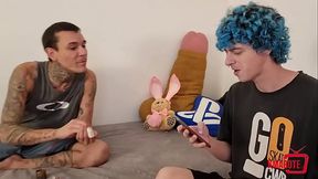 Novinha safada da internet chamou pra casa dela e deu gostoso na pele depois de espiar ela no banho