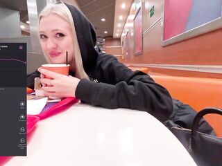 МОЙ ДРУГ УПРАВЛЯЕТ МОИМ ВИБРАТОРОМ LUSH В ОБЩЕСТВЕННОМ МЕСТЕ