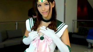 Sailor Jupiter Cosplayer พ่นน้ำทุกที่ขณะสัมผัสตัวเอง