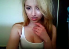 Cute teen blondie looks sexy and so fresh on the webcam