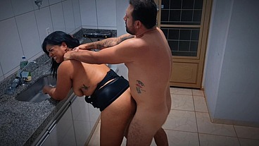 Fetiche na Cozinha: Minha Mulher de Couro Preto Pediu Rola e Eu Soquei Até o Talo!