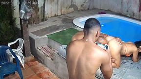 camera de seguranca flagra orgia na piscina do predio . que gulosa essa mulher