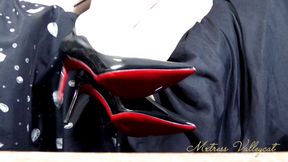 Designer shoe dangle