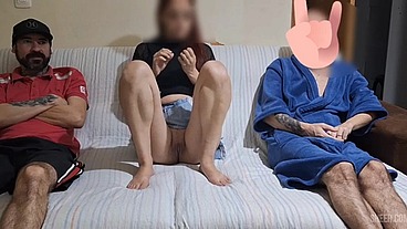 Esposa sem calcinha ao lado do amigo do corno!