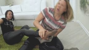 Feetfighting and sniffing your dirty feet Je
