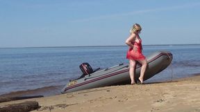 milf with juicy ass on the beach