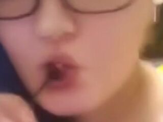 Bustyroxxy sucks on her lollipop for Daddy. L bomb.