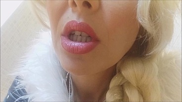 She is back! Elsa does not stop showing her frozen beauty