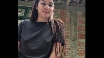 Vecina latina caliente con cuerpo curvil&iacute_neo me invit&oacute_ a venir a follarla en su habitaci&oacute_n otra vez ( CAPiTULO 1)