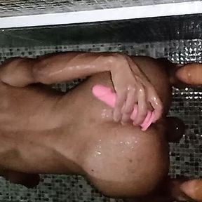 Passivo Aguas lindas usando dildo no banheiro