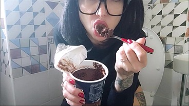 Chantal eat her chocolate on wc