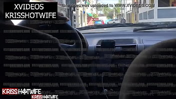 Kriss Hotwife Provocando o Motorista de Uber e Mostra Por Videochamada Com Corno o Uber pegando Nos Seus Peitoes