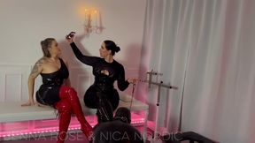 Das Latexopfer wird zu einem erbärmlichen Stiefelficker abgerichtet.