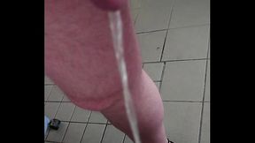 Nylonjunge pisst am Morgen von Neujahr