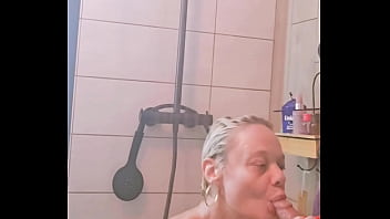 Premier jour de vacances chez un fan qui me baise sous la douche hummmm le kiff