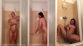 16 minutes sous la douche, en mode voyeur...
