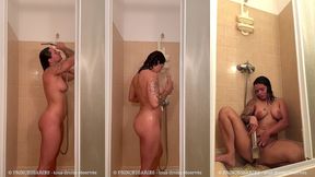 16 minutes sous la douche, en mode voyeur...