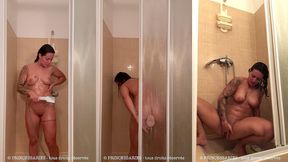 16 minutes sous la douche, en mode voyeur...