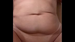 Loira gostosa com marquinha de biqu&iacute_ni peitos naturais se masturbando