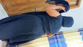 A Hot Muslim Stepmother with a Big Ass and Big Breasts Is Stuck Under a Bed in a Saudi Hotel and Opens Her Vagina