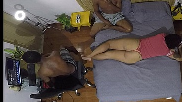 fudendo com o novinho na nossa cama enquanto o marido trabalha no computador ao lado, ele não aguenta com o tesão e para pra tocar uma enquanto assiste sua esposa puta fuder