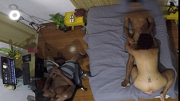fudendo com o novinho na nossa cama enquanto o marido trabalha no computador ao lado, ele não aguenta com o tesão e para pra tocar uma enquanto assiste sua esposa puta fuder