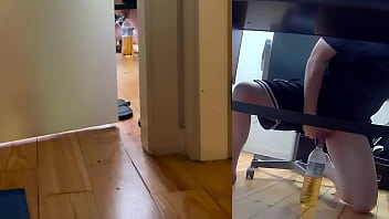 guy couldn&#039_t leave his desk and had to pee in a bottle - full version