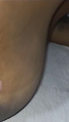 Estou Sozinha Em Casa E Meu Meio Irmao Esta Ordenhando Meus Peitos Grandes