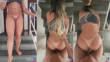 Fiquei de quatro na escada pro safado enfiar a rola bem fundo na minha bucetinha e gozei gostoso e ainda mais com o vibrador no meu grelinho