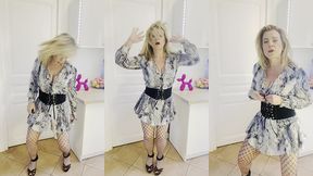 le dimanche, on danse ! et on commence a se deshabiller, emportee par son ...