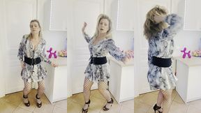 le dimanche, on danse ! et on commence a se deshabiller, emportee par son ...