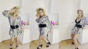 le dimanche, on danse ! et on commence a se deshabiller, emportee par son ...