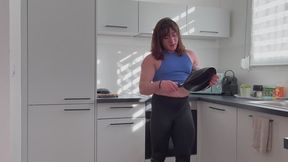 She bends and crushes this frying pan so easily !