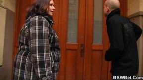 Man seduces plump streetwalker for intimate encounter