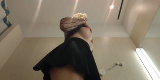 Publieke Up-Skirts Flash door sexy blond Big tieten Mom