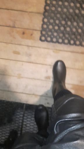 Rubberboots and Leatherpants on Ice