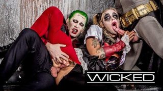 Cosplayerka Harley Quinn rucha Jokera i Batmana